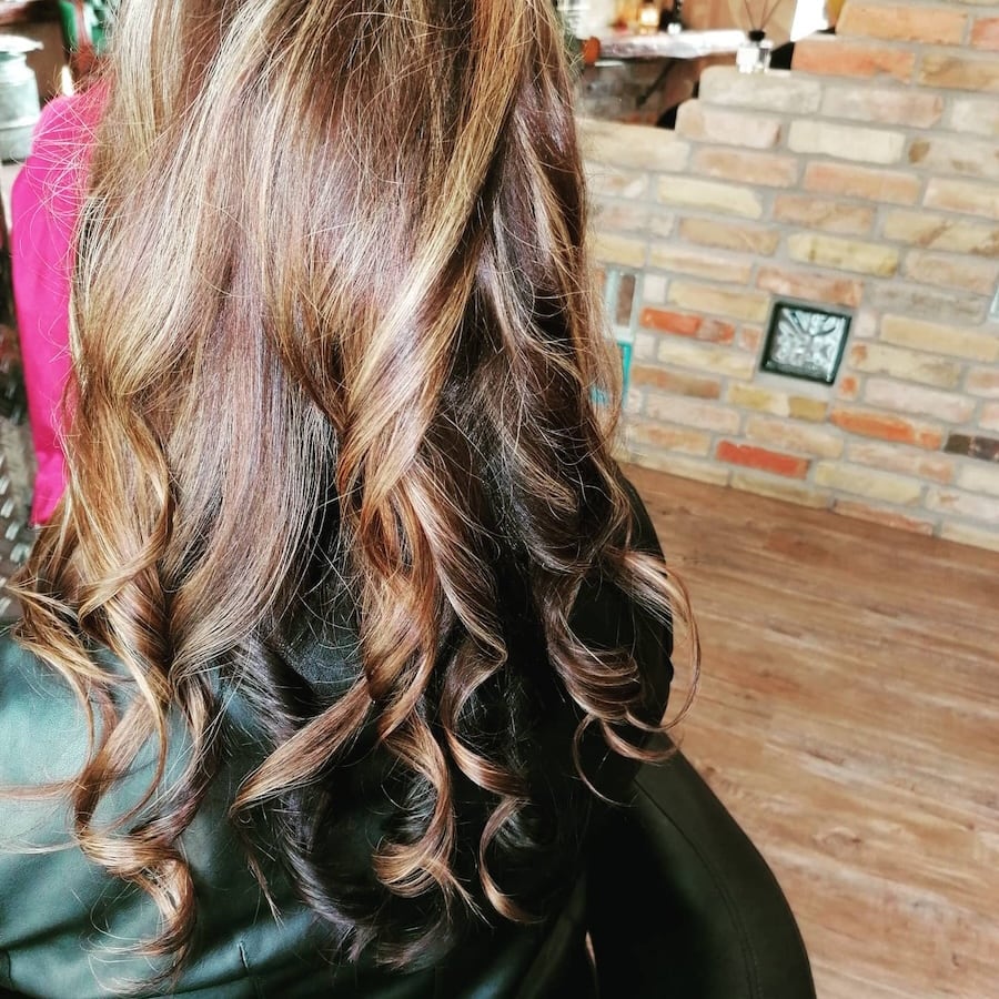Langes, glänzendes Haar mit weichen Locken und dezenten Highlights – Beispiel für natürliche Haarformung und Farbveredelung durch Astrid Hornischer in Teuchern, Weißenfels, Naumburg und Zeitz.