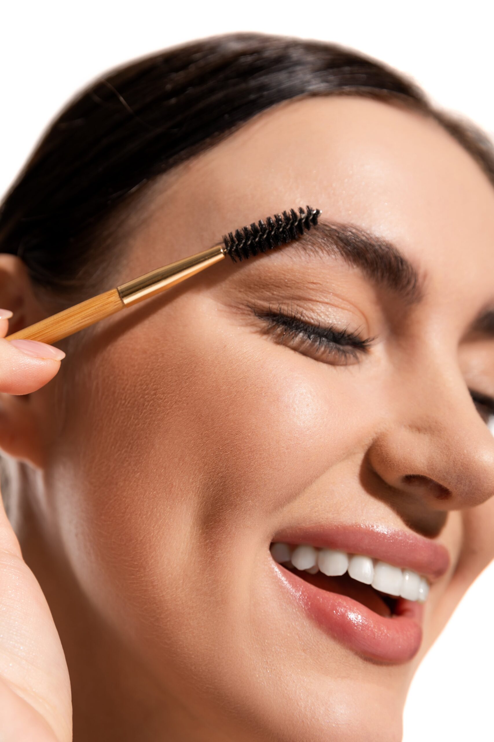 Frau bürstet ihre Augenbraue mit einem Styling-Tool – Symbolbild für das professionelle Zupfen, Pflegen und Färben von Augenbrauen und Wimpern durch Astrid Hornischer in Teuchern, Weißenfels, Naumburg und Zeitz.