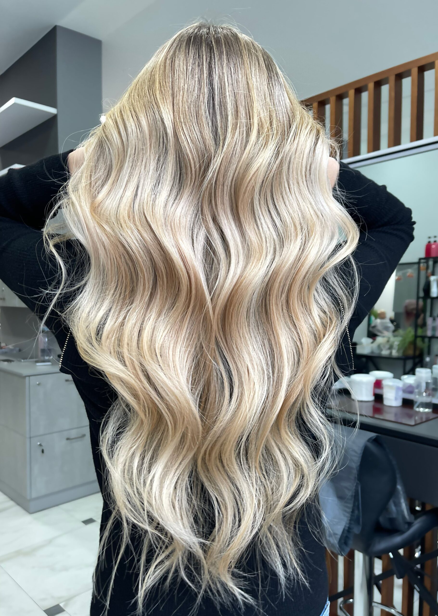 Langes, voluminöses, gewelltes Haar von hinten – Beispiel für eine professionelle Haarverlängerung und Haarformung, wie sie Astrid Hornischer mobil in Teuchern, Weißenfels, Naumburg und Zeitz anbietet.