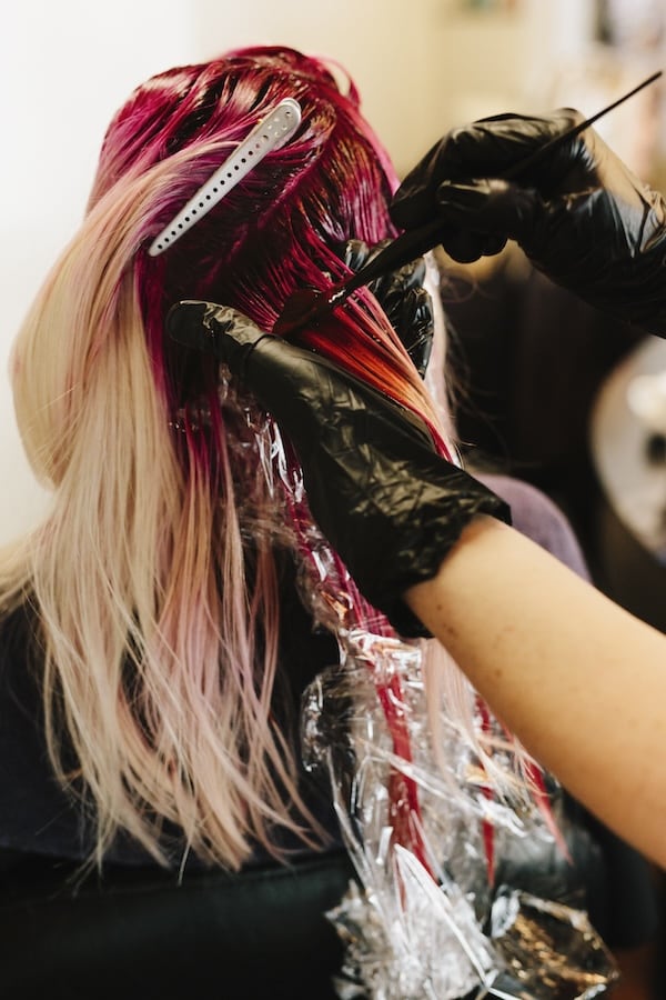 Mobiler Friseur in der Nähe: Professionelle Farbtechnik mit Pinsel und Folien – Beispiel für individuelle Tönungen, Färbungen und Strähnentechniken, wie sie Astrid Hornischer in Teuchern, Weißenfels, Naumburg und Zeitz anbietet.