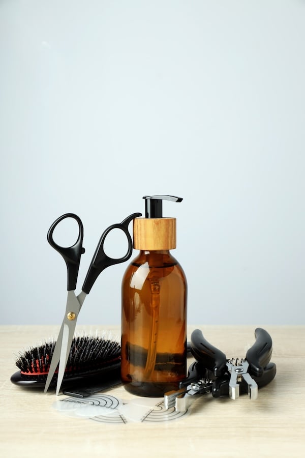 Friseurutensilien wie Schere, Bürste, Clips und Sprühflasche auf einem Tisch – Symbolbild für praxisnahe Workshops rund ums Styling für Kundinnen und Interessierte, die Astrid Hornischer für die Region Teuchern, Weißenfels, Naumburg und Zeitz anbietet.