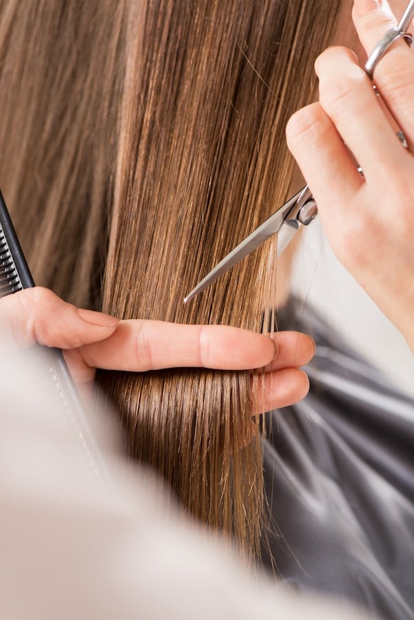 Präziser Haarschnitt an glattem, braunem Haar – Symbolbild für professionelle Haarschnitte für Frauen, Männer und Kinder, angeboten von Astrid Hornischer, die als mobile Friseurin auch zu Ihnen nach Hause in Teuchern, Weißenfels, Naumburg und Zeitz kommt.