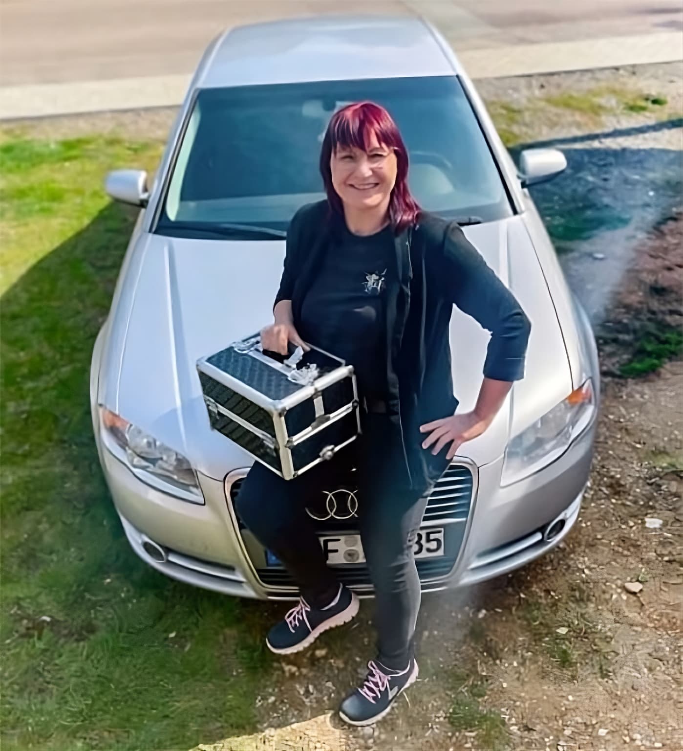 Das Foto zeigt Astrid Hornischer - Ihr Mobiler Friseur in der Nähe: Kreative Haarfarbe mit violetten und kupferfarbenen Akzenten in welligem Bob – individuelles Farbspiel als Teil der professionellen Färbetechniken von Astrid Hornischer in Teuchern, Weißenfels, Naumburg und Zeitz.