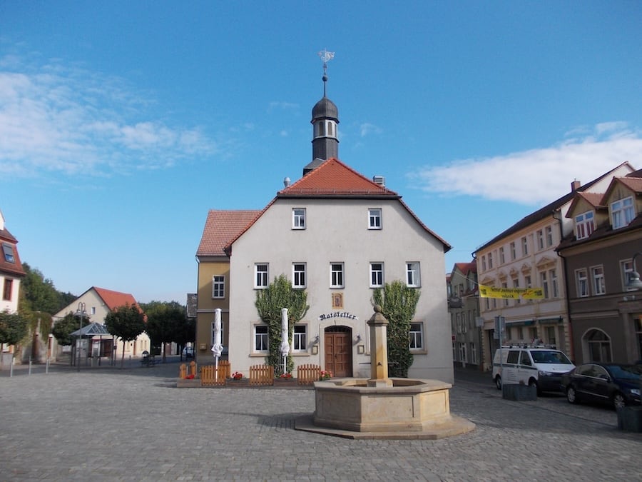 Das Rathaus in Teucher, dem Sitz der Mobilen Friseurin für Teuchern, Weißenfels, Naumburg, Zeitz und Umgebung: Friseurmeisterin Astrid Hornischer - Mobiler Friseur in der Nähe